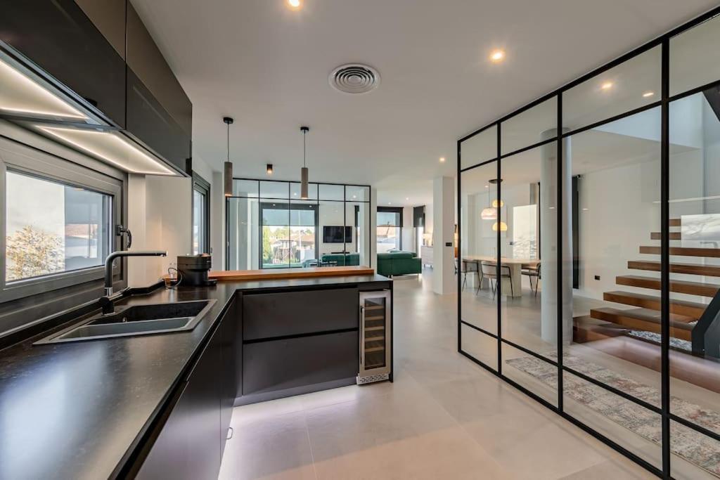 Villa Con Piscina Privada Gelves Екстериор снимка